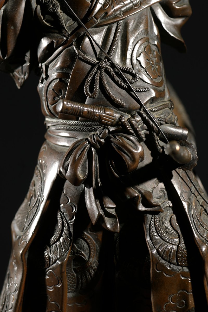 Okimono in bronzo raffigurante un samurai arciere, firmato Yoshimitsu-photo-2