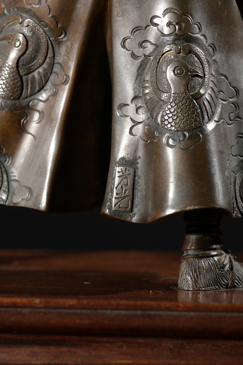 Okimono in bronzo raffigurante un samurai arciere, firmato Yoshimitsu-photo-3