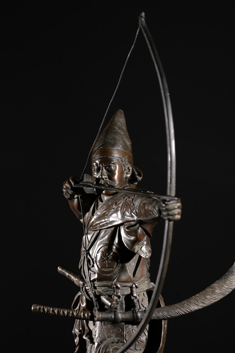 Okimono in bronzo raffigurante un samurai arciere, firmato Yoshimitsu