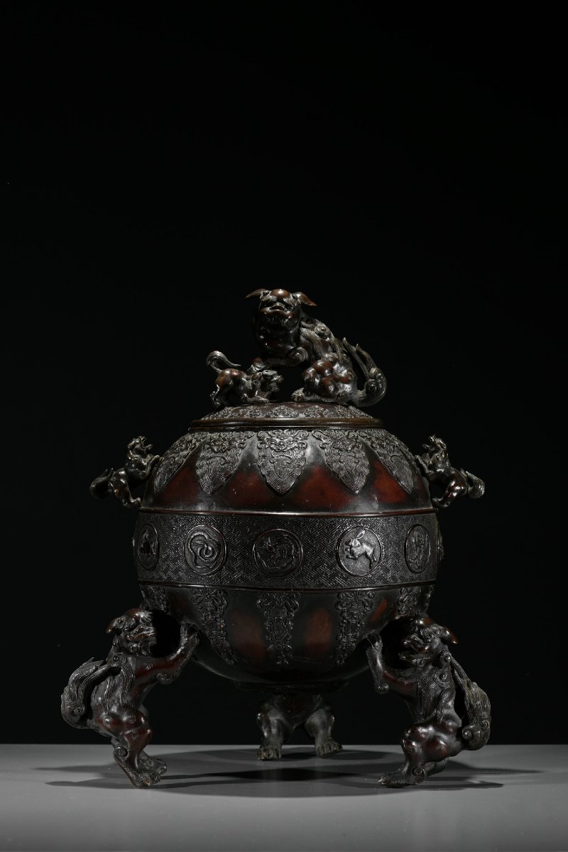 Grande koro in bronzo con animali dello zodiaco, attribuito a Suzuki Masayoshi