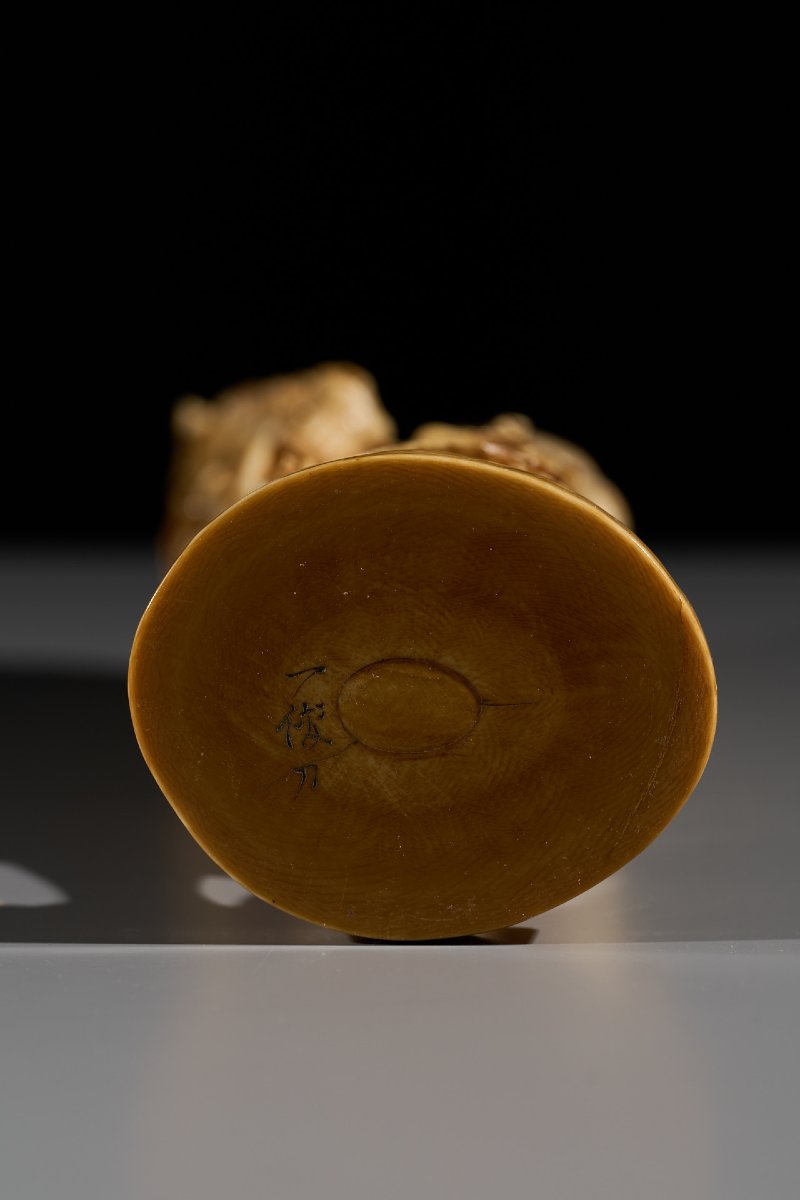 Okimono in avorio raffigurante Rakan con un vaso rituale, firmato Kazutoshi-photo-4