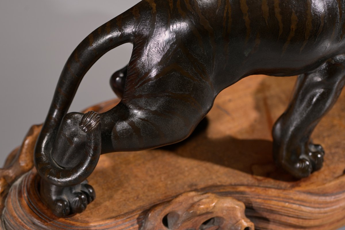 Scultura in bronzo patinato raffigurante una tigre, firmato Maruki Sei-photo-3