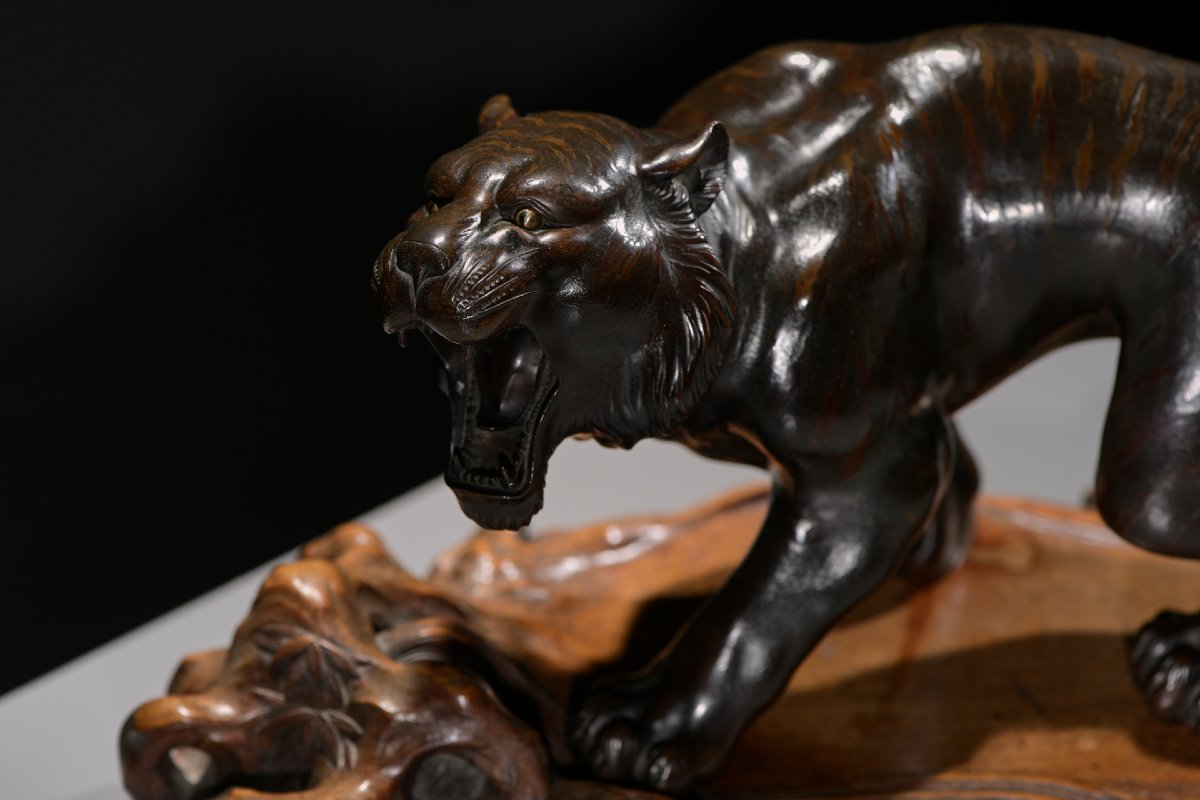 Scultura in bronzo patinato raffigurante una tigre, firmato Maruki Sei