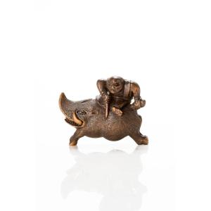 Netsuke in legno di bosso raffigurante  Nitta No Shiro su un cinghiale 