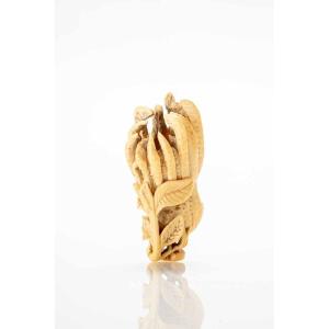 Netsuke giapponese in avorio raffigurante il cedro della mano di Buddha