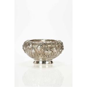 Raffinata bowl in argento con iris sbalzati 