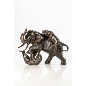 Okimono in bronzo patinato raffigurante un elefante che si difende dall’attacco di due tigri