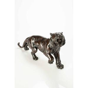 Okimono in bronzo a patina scura raffigurante lo studio di una potente tigre