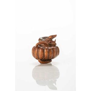 Netsuke in legno di bosso raffigurante un serpente che avvolge una zucca