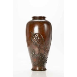 Grande vaso in bronzo raffigurante una garzetta a rilievo