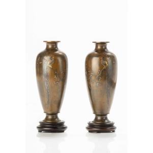 Coppia di vasi in bronzo adornati con intarsi decorati con due galli Onagadori