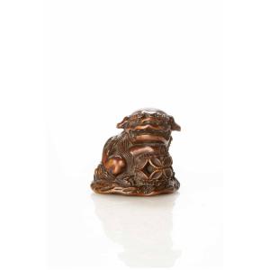 Netsuke in legno di bosso raffigurante un Karashishi