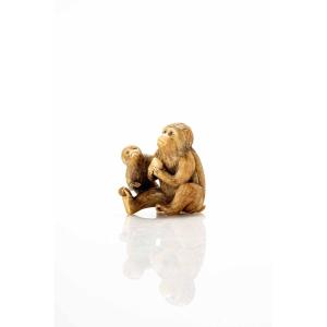 Netsuke in avorio raffigurante una coppia di scimmie sedute