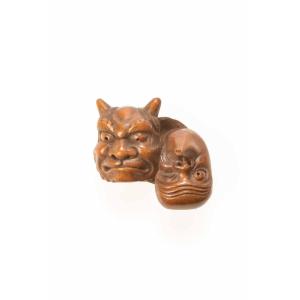 Netsuke in legno di bosso con tre maschere del teatro Noh