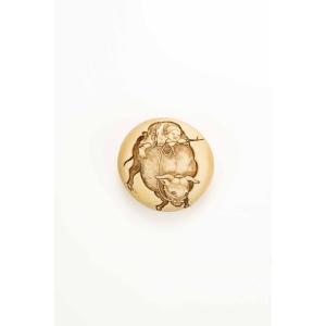 Netsuke giapponese manju in avorio raffigurante Kintaro su un bufalo, firmato Ipposai