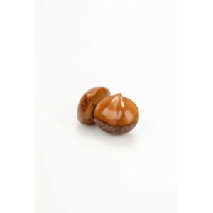 Netsuke in noce di corozo raffigurante due castagne, firmato Ikko