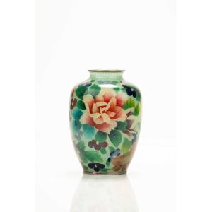 Vaso giapponese plique-à-jour decorato con fiori policromi su fondo verde chiaro