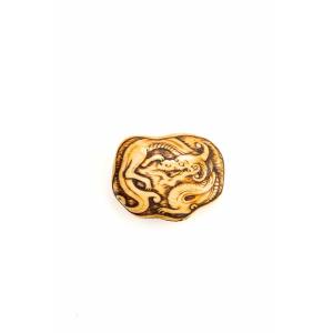 Netsuke manju giapponese in avorio raffigurante un drago avvolto su se stesso