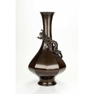 Vaso in bronzo giapponese con drago Ryu a rilievo, firmato Maruki sei