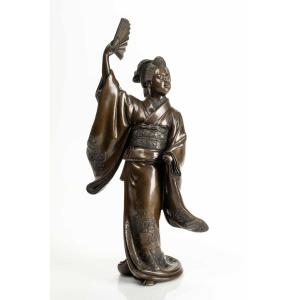 Scultura giapponese in bronzo raffigurante una danzatrice con ventaglio
