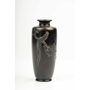 Vaso in bronzo raffigurante un gallo onagadori su un ramo di pruno, firmato Kuroda Company