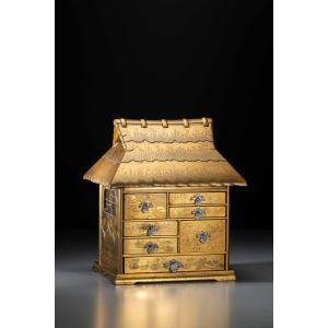 Kodansu in lacca oro a forma di cottage Minka decorato con crisantemi