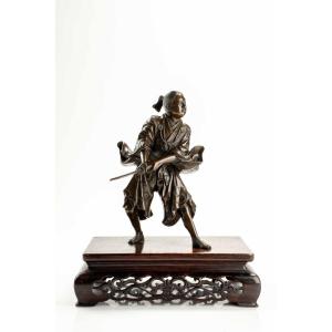 Okimono in bronzo raffigurante un giovane samurai con katana, firmato Yoshimitsu