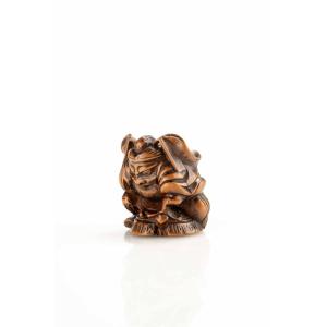 Netsuke in legno di bosso raffigurante Shoki con Oni
