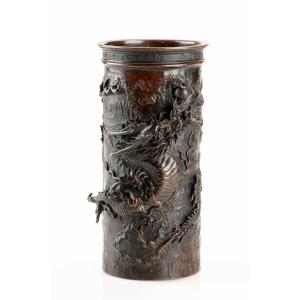 Vaso in bronzo raffigurante un drago Ryu a rilievo tra i vortici d’acqua