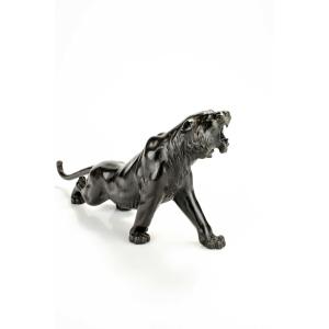 Okimono in bronzo patinato raffigurante una tigre ruggente, firmato Maruki company e Atsuyoshi
