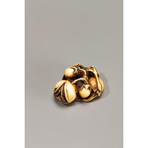 Netsuke in avorio raffigurante un gruppo di melanzane