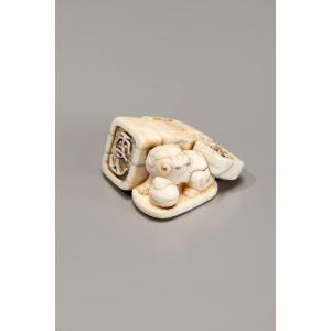 Netsuke in avorio raffigurante quattro sigilli da pittore
