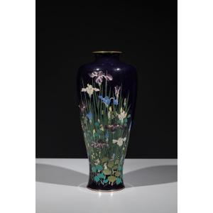 Vaso cloisonné raffigurante una composizione di iris e piante acquatiche