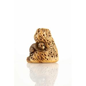Netsuke in avorio raffigurante una scimmia su una roccia