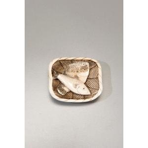 Netsuke in avorio raffigurante un cesto di pesci