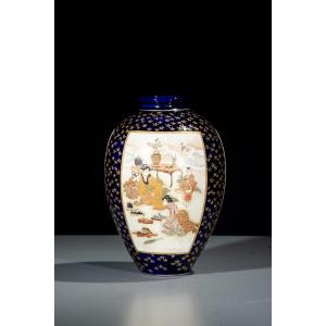 Vaso Satsuma raffigurante scene di vita di corte su fondo blu cobalto