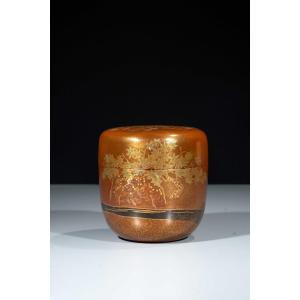 Natsume in lacca dorata con foglie d’acero e torrente