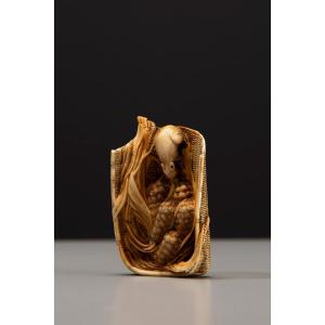 Netsuke in avorio raffigurante un topo con spighe di miglio