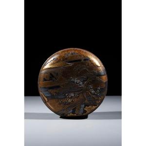 Scatola circolare in lacca dorata raffigurante una scena paesaggistica