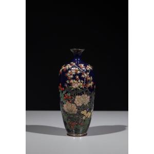 Vaso giapponese cloisonné decorato con un giardino di fiori e un acero