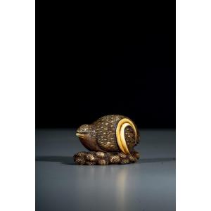 Netsuke in avorio raffigurante una quaglia con miglio, firmato Masakazu