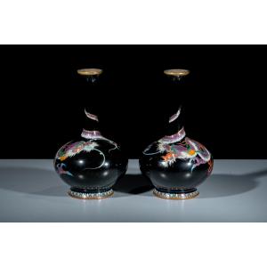 Coppia di vasi cloisonné a fondo nero con draghi Ryū in smalto ginbari