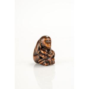Netsuke in legno di bosso raffigurante una scimmia con polpo