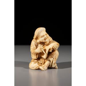 Okimono in avorio raffigurante Daikoku con pennello e libro