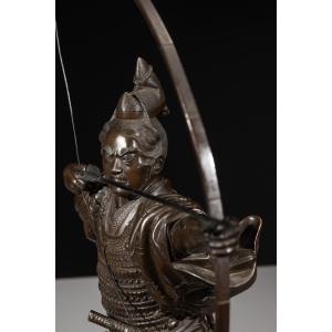 Okimono in bronzo raffigurante un samurai con arco, firmato Yoshimitsu