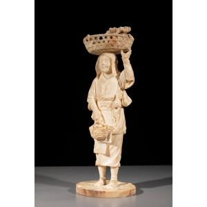 Okimono in avorio della Scuola di Tokyo raffigurante una contadina