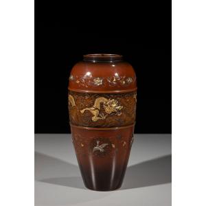 Vaso in bronzo a doppia patina con drago dorato tra nuvole e onde, marchio Nogawa
