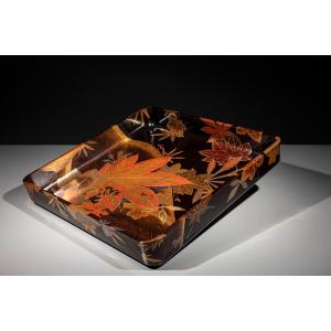 Grande vassoio in lacca maki-e con foglie d’autunno 