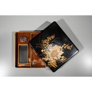 Suzuribako in lacca maki-e con peonie e iris su fondo nero 