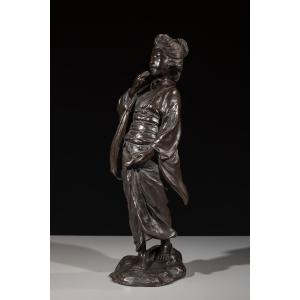 Okimono in bronzo raffigurante una geisha in cammino, firmato Seiya zo